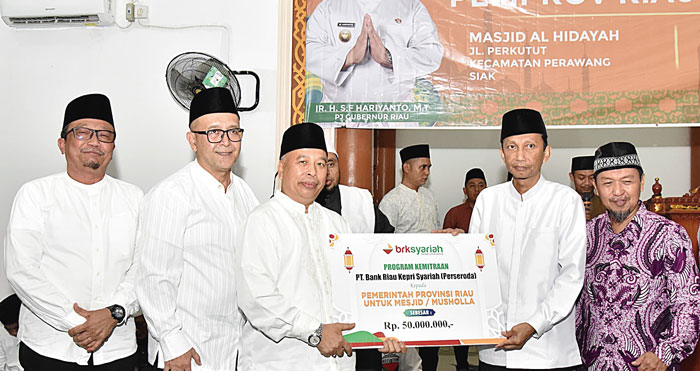 Penjabat Sekretaris Daerah Provinsi (Sekdaprov) Riau Indra menyerahkan bantuan CSR BRK Syariah dalam kegiatan Safari Ramadan Pemprov Riau di Siak, Ahad (24/3/2024).