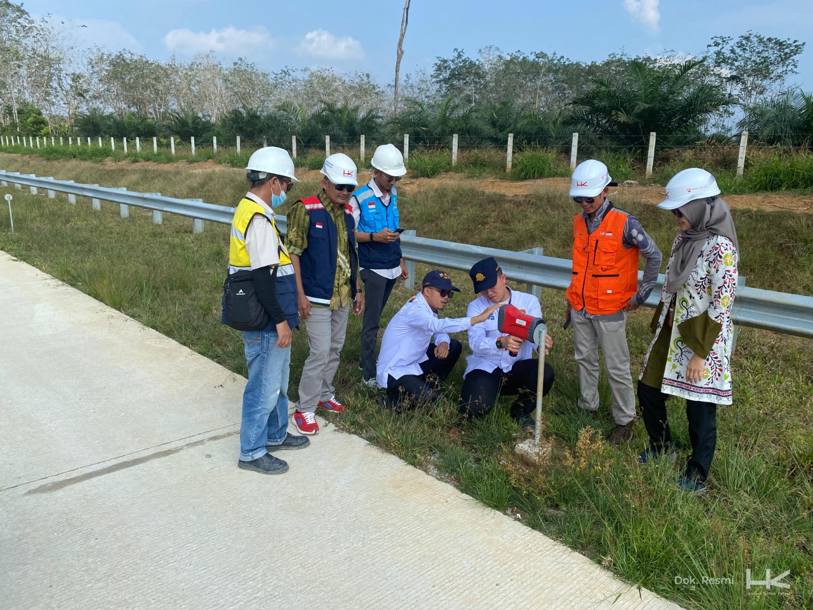 Tim Hutama Karya mengecek kelengkapan administrasi, hingga kondisi fisik pekerjaan Tol Bangkinang-Koto Kampar jelang dibuka menyambut arus mudik lebaran 2024, pengecekan pada 21-22 Maret 2024.