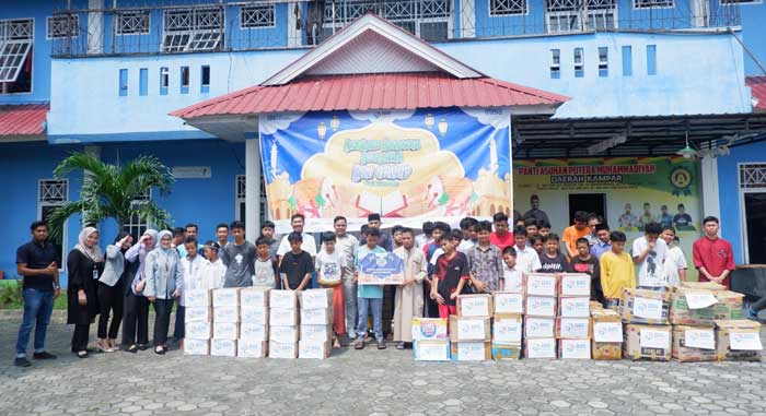 Pemimpin Cabang BRI Bangkinang Regional Office Pekanbaru Levo Dharata Pratama menyerahkan bantuan sembako kepada panti asuhan Muhammadiyah putra Bangkinang Kota, Senin&nbsp;(25/3/2024).