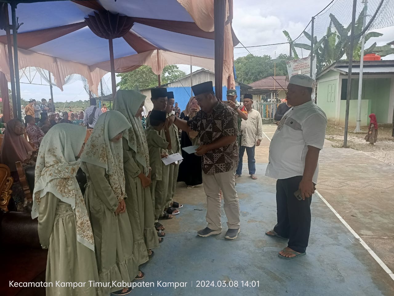Manager PT Tasma Puja Deddy H Siregar menyerahkan bantuan santunan kepada anak ayak yatim di Dusun Tarok Desa Sungai Tarap Kecamatan Kampa, belum lama ini.