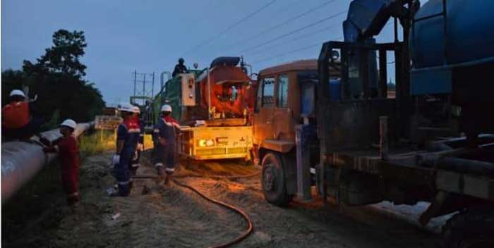 BEKERJA: Tim PT BSP bekerja 24 jam pulihkan high pressure shipping line Siak. Foto diambil beberapa hari lalu.