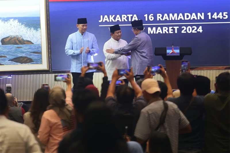 Presiden terpilih 2024-2029 Prabowo Subianto disambut Ketua Majelis Tinggi Partai Demokrat Susilo Bambang Yudhoyono  dan Ketua Umum Partai Demokrat Agus Harimurti Yudhoyono saat acara silaturahmi