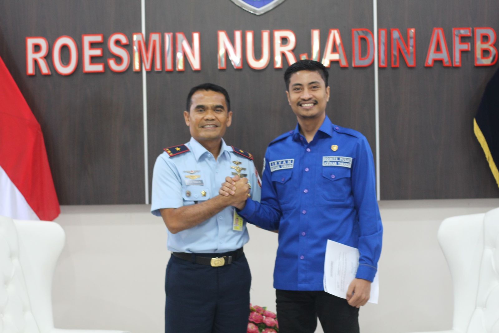 Ketua Umum Komite Pusat Asykar Theking Irvannanda salam komando dengan Danlanud Roesmin Nurjadin Marsma TNI Feri Yunaldi saat silaturahmi, Rabu (27/3/2024).