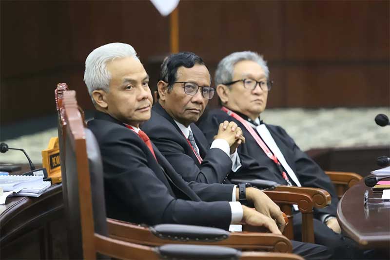 Calon presiden dan calon wakil presiden nomor urut 3 Ganjar Pranowo dan Mahfud MD pada sidang perdana perselisihan hasil Pilpres 2024 di Gedung Mahkamah Konstitusi.