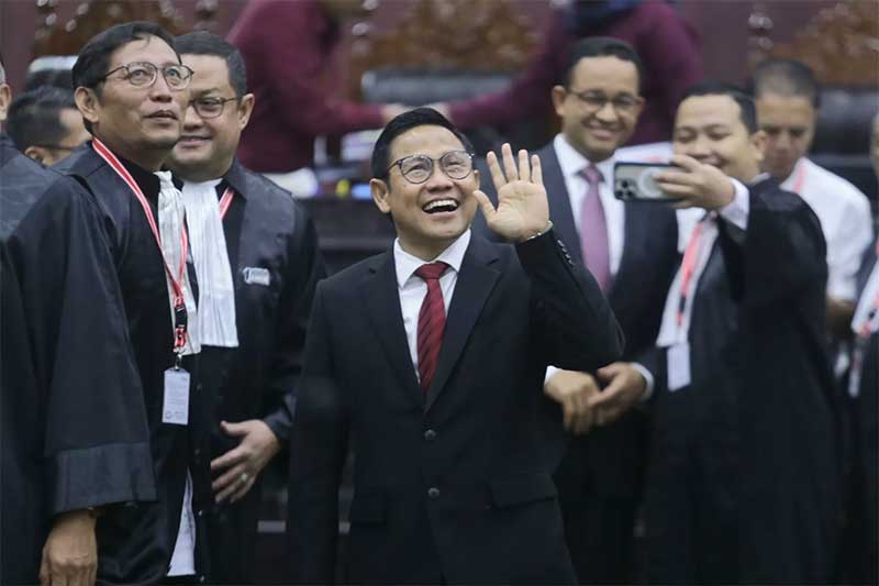 Calon presiden dan calon wakil presiden nomor urut 1 Anies Baswedan dan Muhaimin Iskandar bersama tim kuasa hukum pada sidang perdana perselisihan hasil Pilpres 2024 di Gedung Mahkamah Konstitusi.