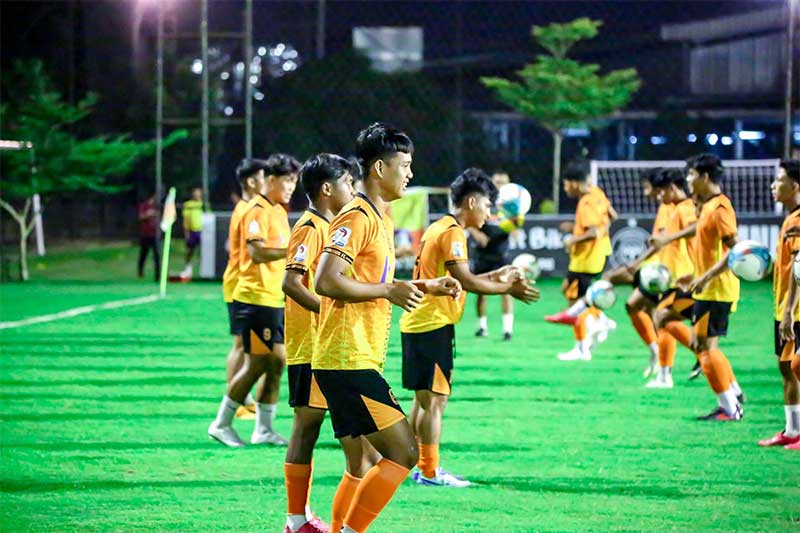 Pemain Tornado FC melakukan pemanasan saat uji coba di Stadion Tumpal Sinaga, Pekanbaru, baru-baru ini.