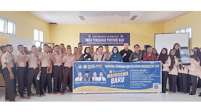 Fakultas Perikanan dan Kelautan (FPK) Universitas Riau (Unri) foto bersama usai melakukan promosi di SMK Negeri Perikanan Provinsi Riau, belum lama ini.