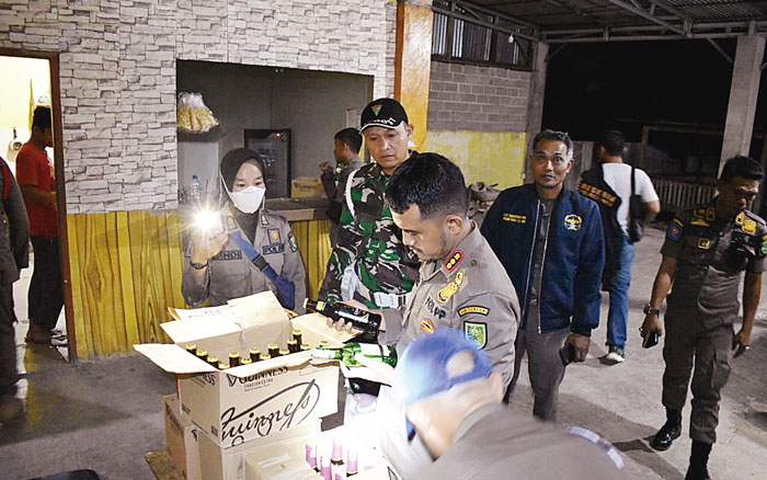 Kepala Bidang (Kabid) Operasi dan Pengamanan Satpol PP Inhu Rendi Rahman SIP bersama tim gabungan menemukan miras di salah satu kafe di Kecamatan Pasir Penyu, Senin (25/3/2014).