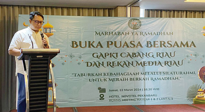 Ketua Panitia Pelaksana Dede Putra Kurniawan memberi sambutan pada buka bersama Gapki Riau dengan rekan media Riau, beberapa waktu lalu.