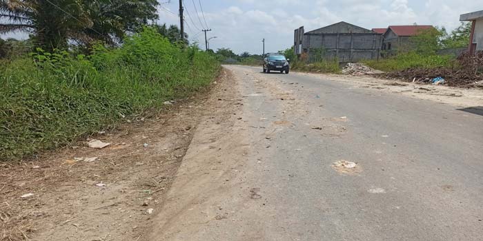 Ceceran sisa tanah timbun bercampur sampah mengotori badan Jalan Labersa, Selasa (26/3/2024).