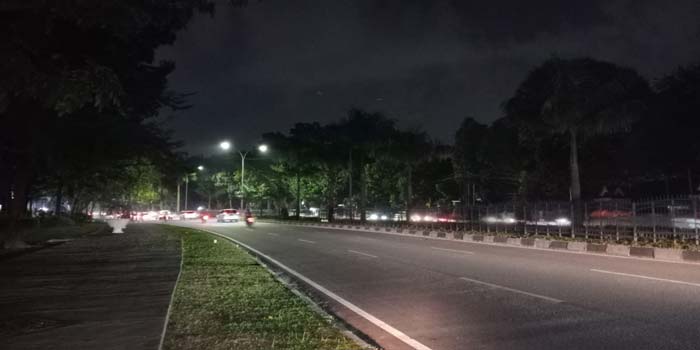 Sebagian LPJU di Jalan Jenderal Sudirman tidak menyala, sehingga membuat suasana jalan menjadi gelap, Senin (25/3/2024) malam.