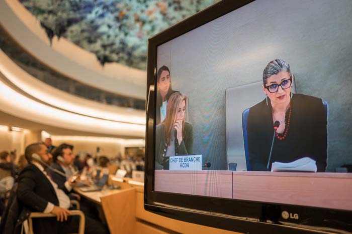 Pelapor Khusus PBB untuk Situasi Hak Asasi Manusia di Wilayah Palestina, Francesca Albanese terlihat di layar TV menyampaikan laporan selama sesi Dewan Hak Asasi Manusia PBB di Jenewa.