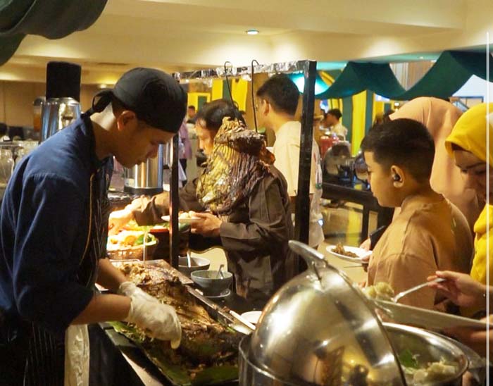 Live cooking Chef Grand Jatra Hotel menyajikan menu nusantara bagi pengunjung yang melakukan pemesanan pasar Ramadan Grand Jatra Hotel.