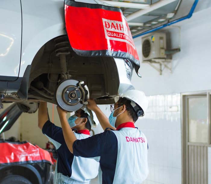 Mekanik salah satu dealer Daihatsu melakukan service kendaraan pelanggan, baru-baru ini. Jelang liburan Idulfitri, Daihatsu memberikan tips untuk sevice kendaraan sahabat.
