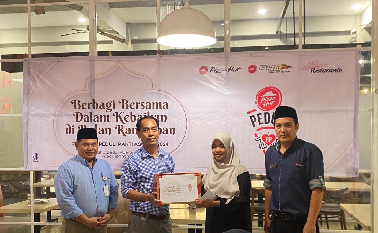 Manajemen Pizza Hut Pekanbaru menyerahkan bantuan secara simbolis kepada perwakilan Panti Asuhan Fajar Harapan, Senin (25/3/2024).