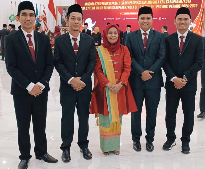 Lima anggota KPU Pekanbaru periode 2024-2029, Ariya Ghuna Saputra, Raga Perwira, Rizgi Abadi, Salmon Daliyoto, dan Siti Syamsiah HS foto bersama usai pelantikan.