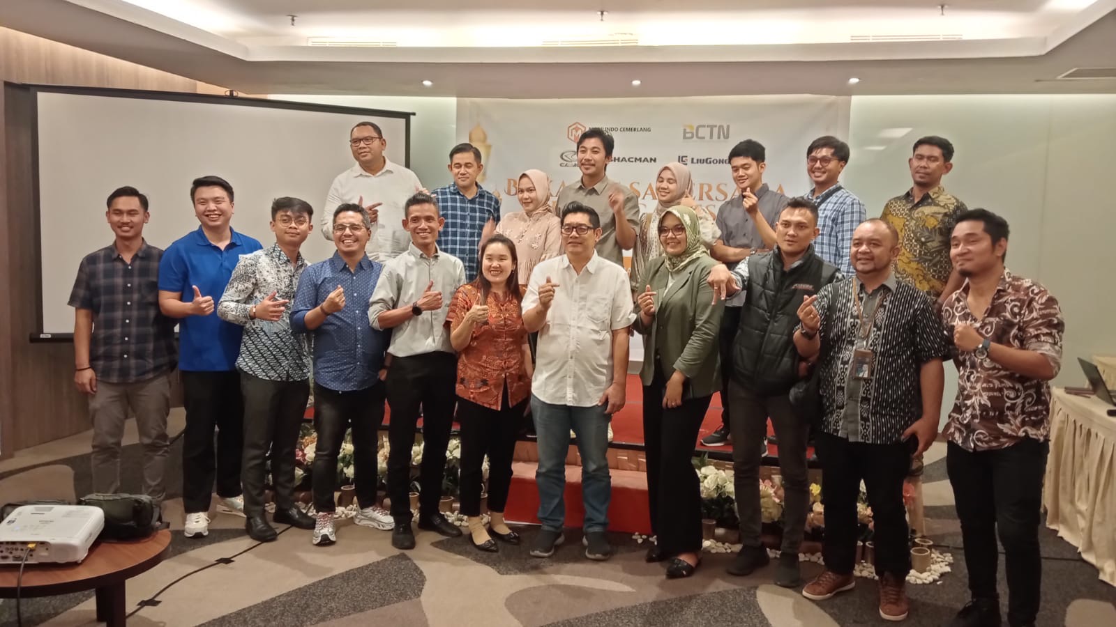 Direktur PT Bumi Citra Traktor Nusantara Dirmanto Chang yang juga Ketua Harian IKPTB (tengah) mengadakan bukan puasa bersama mitra di salah satu hotel berbintang di Kota Pekanbaru, Selasa (26/3/2024).