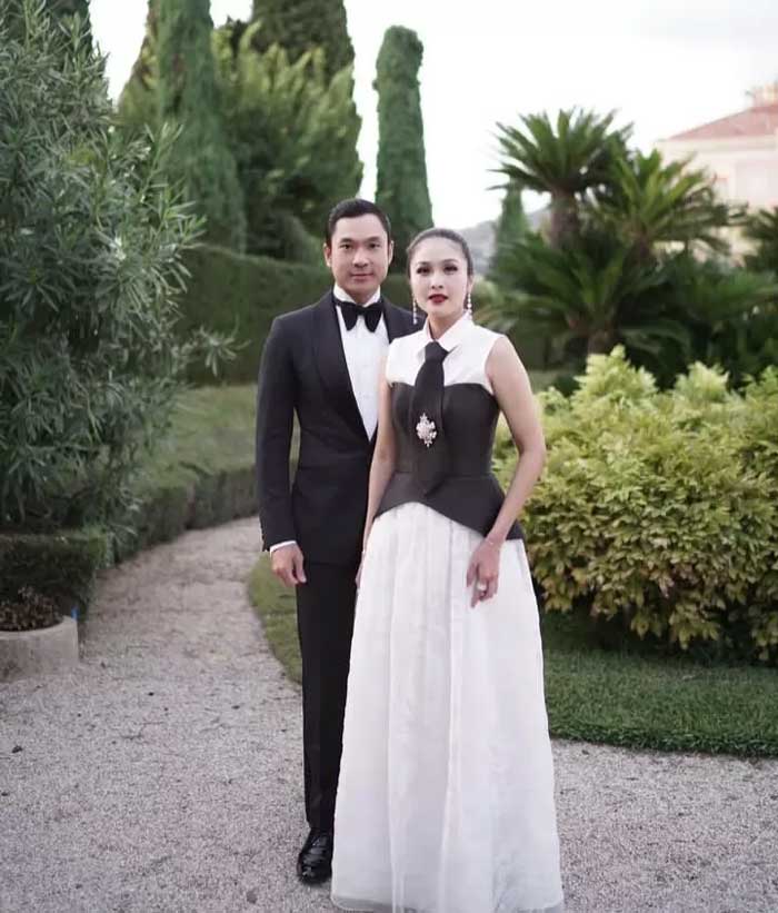 Sandra Dewi dan Suaminya Harvey Moeis Tampil Menawan dengan Outfit Kondangan Bernuansa Hitam Putih.