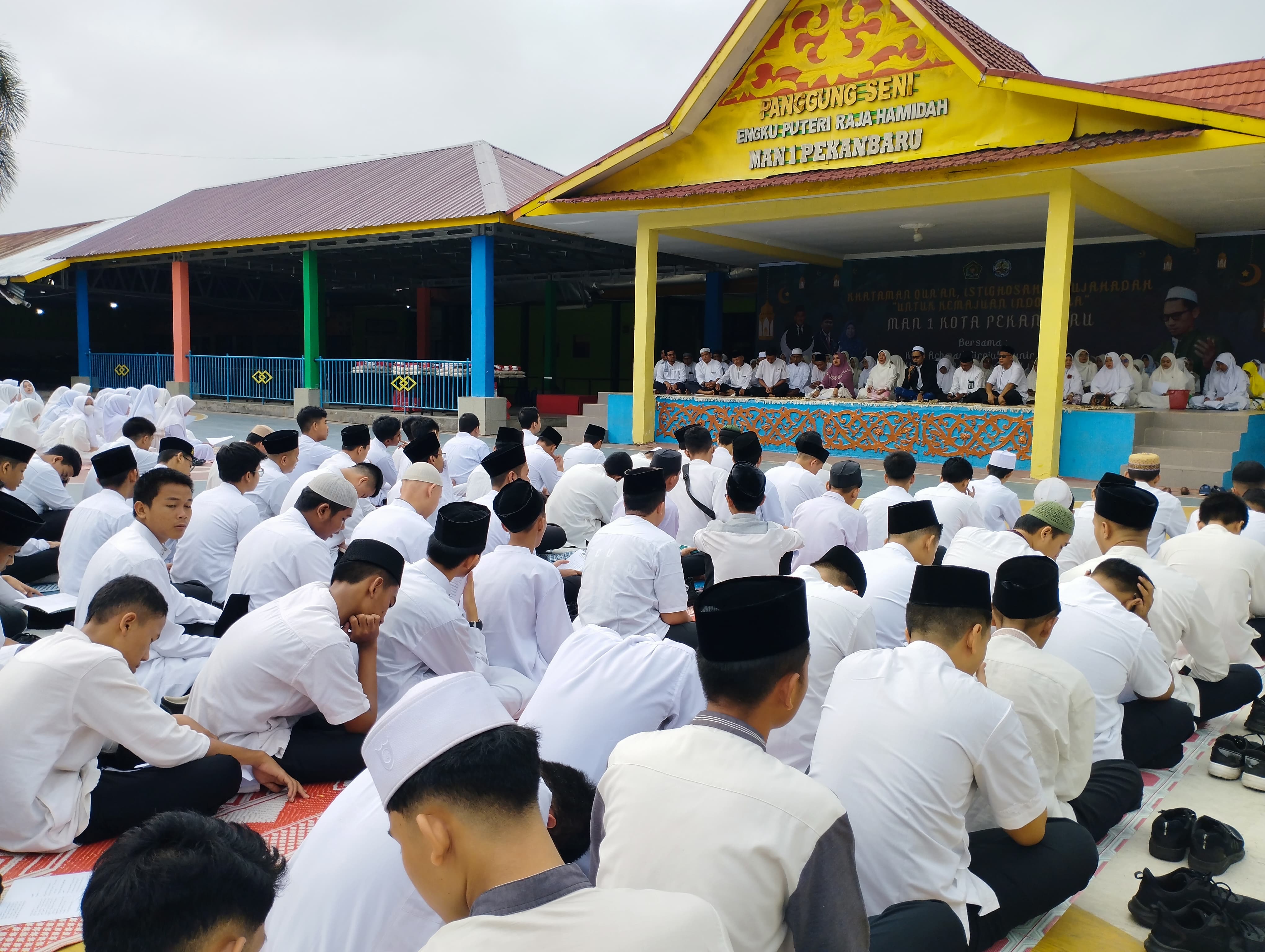 Ribuan siswa MAN 1 Pekanbaru mengikuti kegiatan Taqadaman Qur