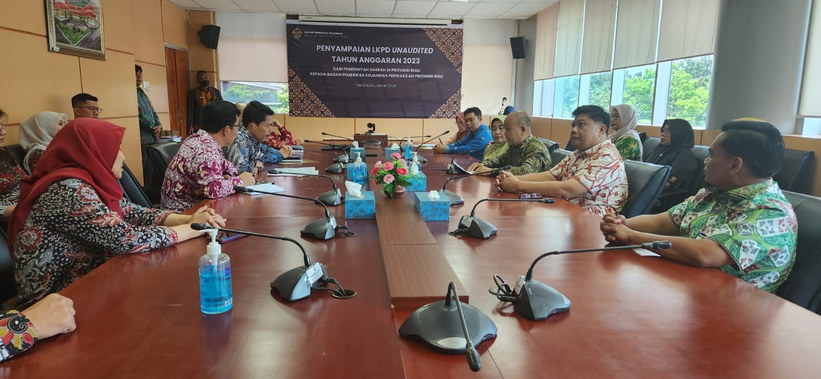 Rombongan Pemko Pekanbaru berdiskusi dengan BPK RI Perwakilan Riau saat menyerahkan LKPD Tahun 2023, Kamis (28/3/2024).