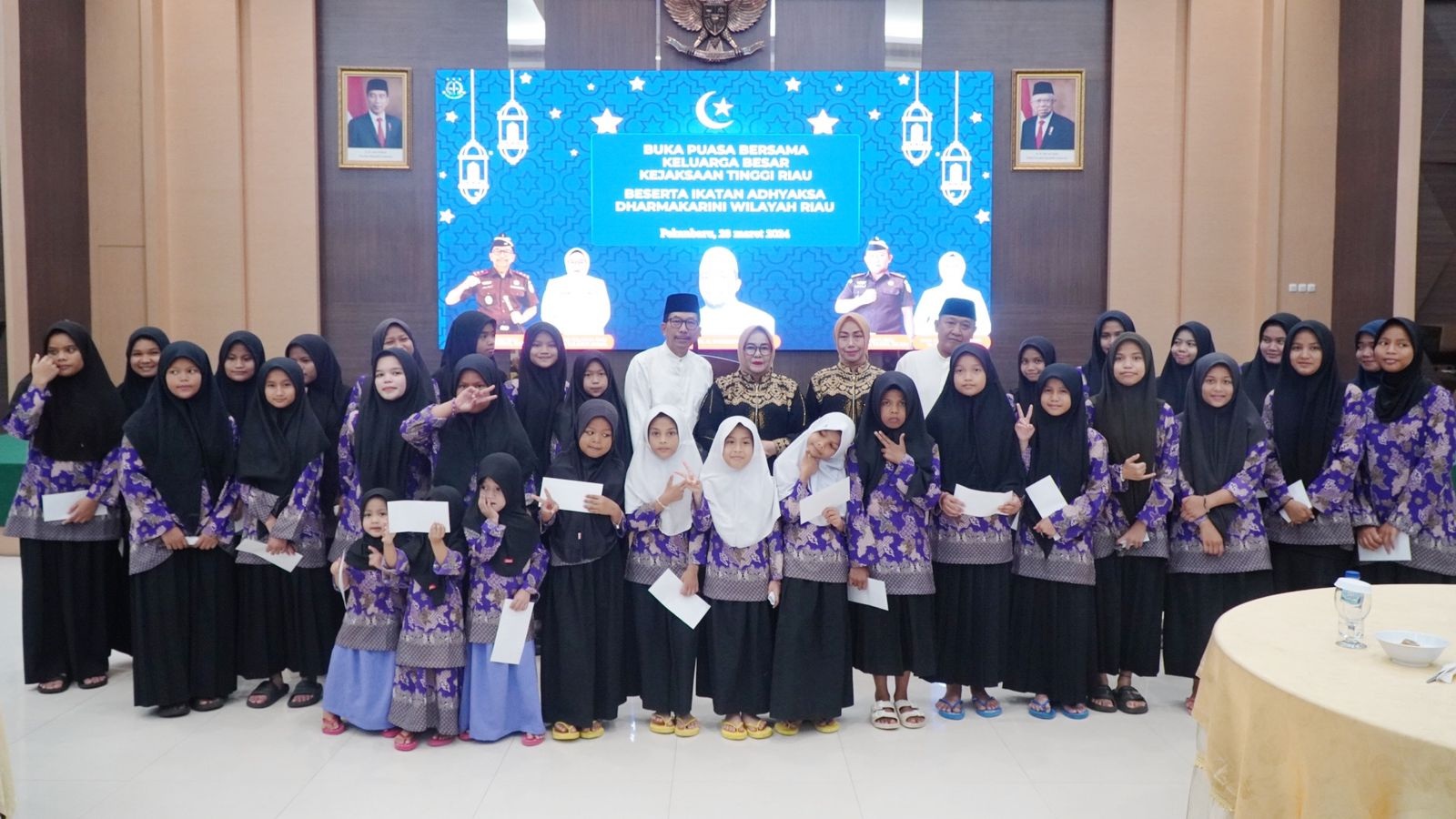 Kajati Riau Akmal Abbas, Ketua IAD Wilayah Riau Dewi Akmal serta Wakajati Riau Endrizal Husin dan istri foto bersama anak asuh Panti Asuhan Fajar Harapan, Kamis (28/3/2024).