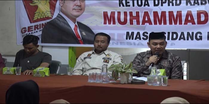 Ketua DPRD Kampar Muhammad Faisal saat menggelar reses di Desa Sungai Pinang, Kecamatan Tambang, Kabupaten Kampar, Kamis (8/2/2024).