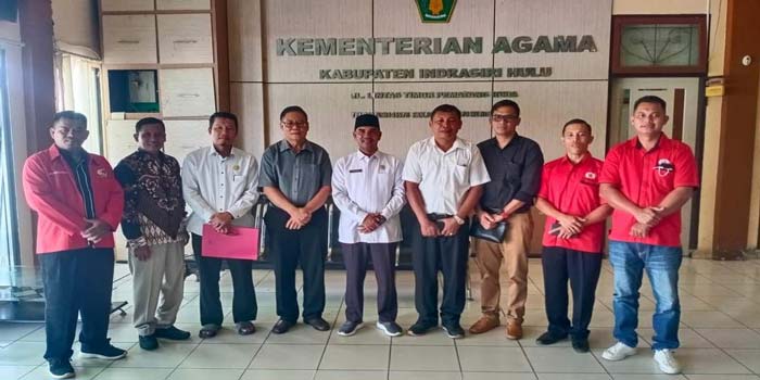 Kepala Kantor Kemenag Kabupaten Inhu Dr H Darwison MA (tengah) foto bersama DPC Huhilsing Asosiasi Pendeta Indonesia usai kunjungan pertemuan,