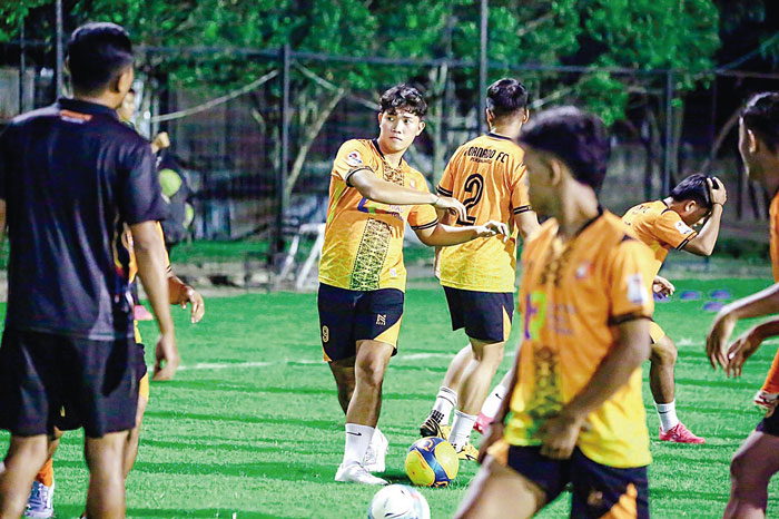 Pemain Tornado FC melakukan pemanasan saat uji coba di Stadion Tumpal Sinaga, Pekanbaru, baru-baru ini.