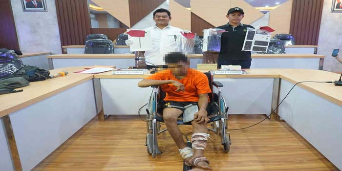 Tersangka MS dan barang bukti dihadirkan saat ekspose kasus pencurian toko ponsel di Mapolresta Pekanbaru, Rabu (27/3/2024).