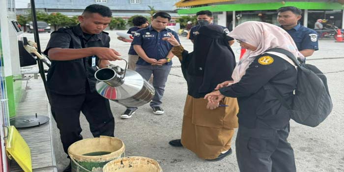 Tim dari Disperindag Kota Pekanbaru melakukan tera ulang mesin pompa BBM di salah satu SPBU di Kota Pekanbaru, Selasa (26/3/2024).
