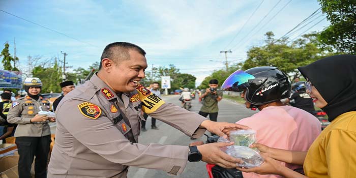 Kapolres Dumai AKBP Dhovan Oktavianton SH SIK MSi, memberikan takjil berbuka puasa kepada masyarakat, Rabu (27/3/2024).