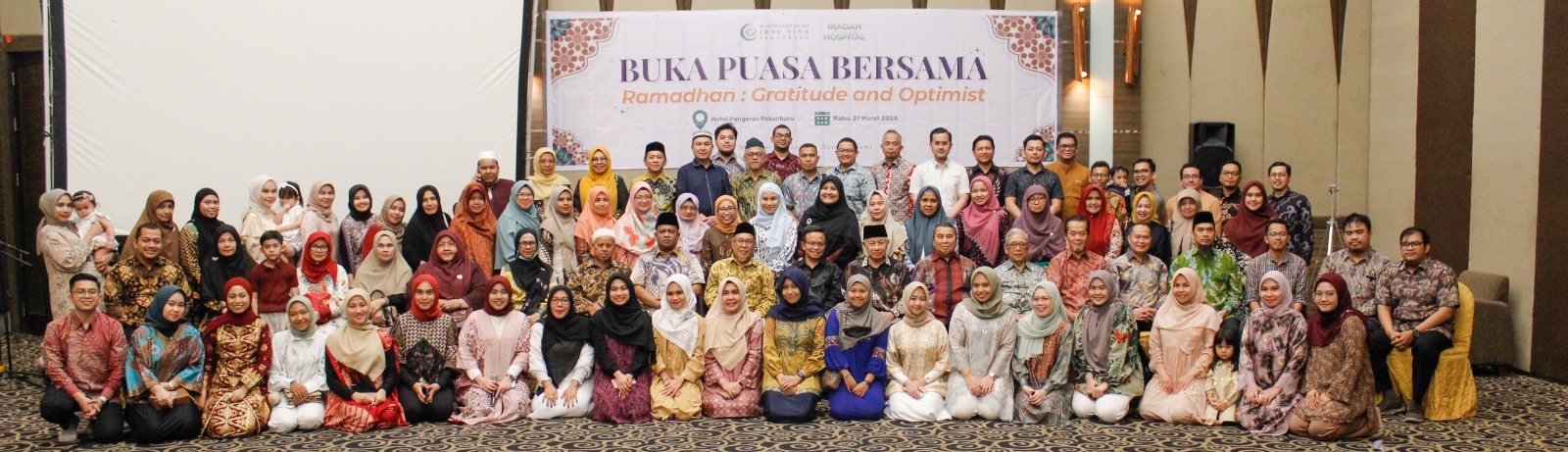 Direksi, Dokter dan karyawan RS Islam Ibnu Sina foto bersama saat acara Buka Puasa Bersama di Hotel Pangeran Pekanbaru, Kamis (28/3/2024).