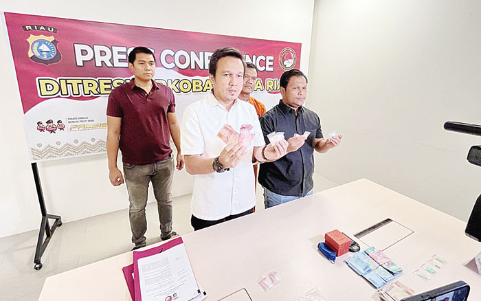 Dirnarkoba Polda Riau Kombes Pol Manang Soebeti saat menunjukkan barang bukti  (BB) uang dan narkoba yang disita dari bandar narkoba, Rabu (27/3/2024).
