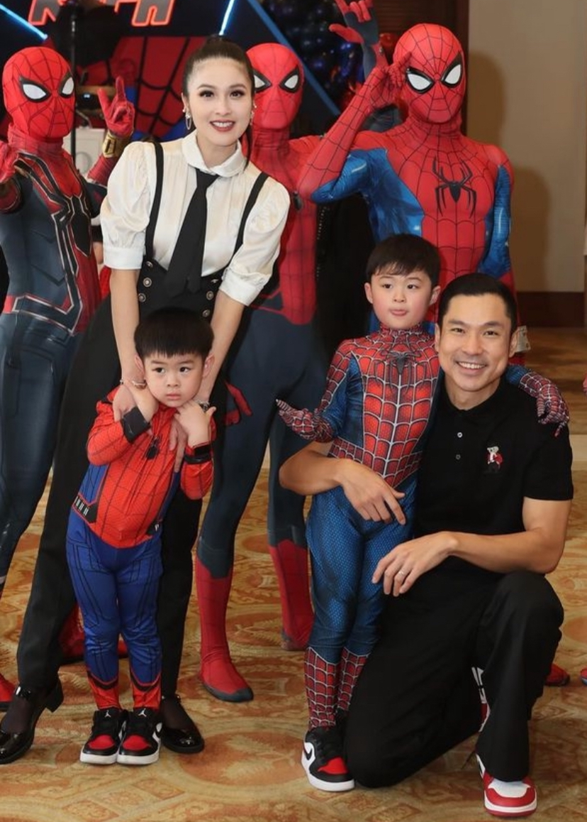 SANDRA DEWI DAN KELUARGA
