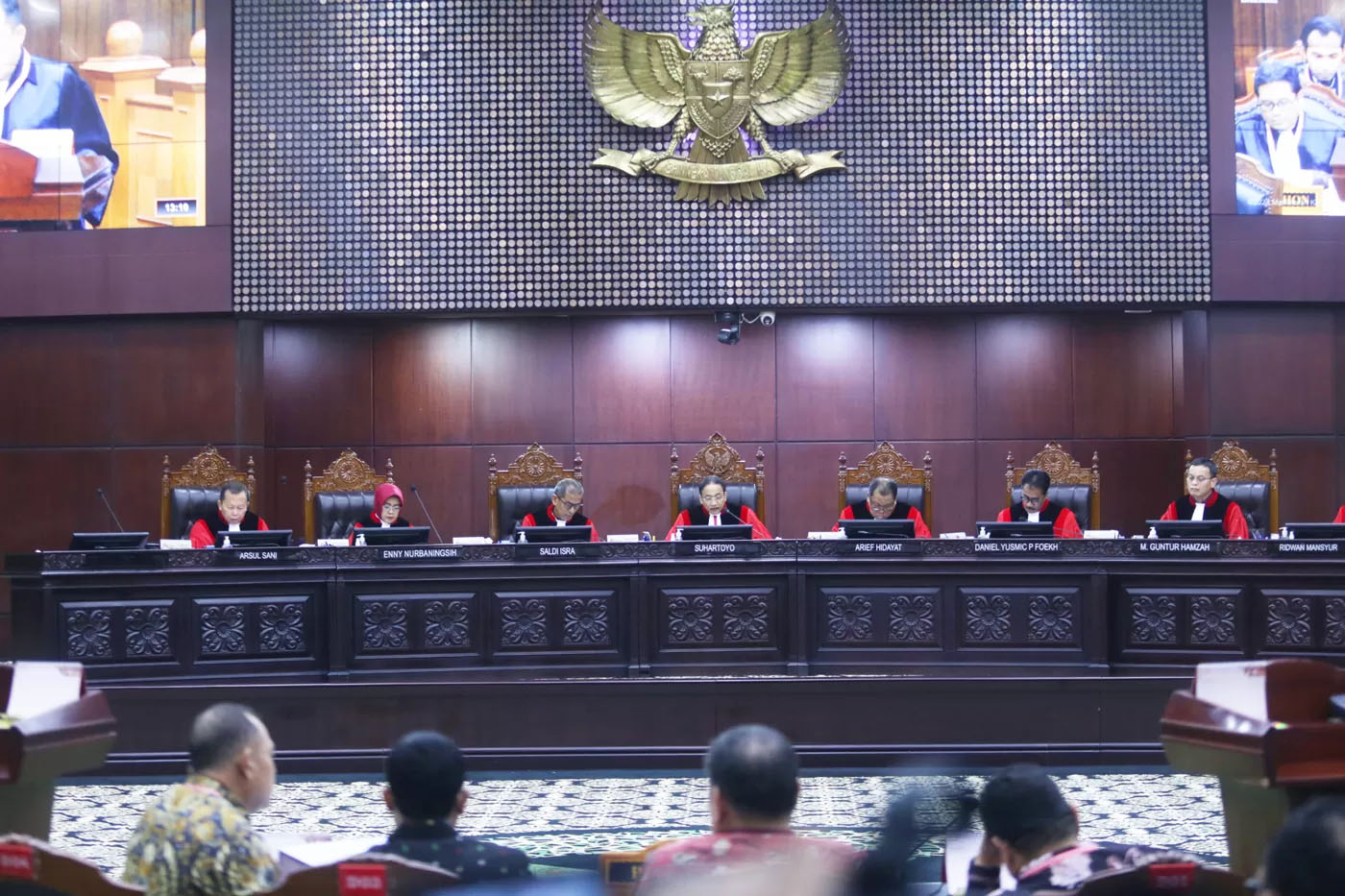 Ketua MK Suhartoyo (tengah) didampingi jajaran hakim menyimak keterangan dari tim kuasa hukum pasangan capres-cawapres nomor urut 2 Prabowo Subianto-Gibran Rakabuming Raka dalam sidang  sengketa hasil