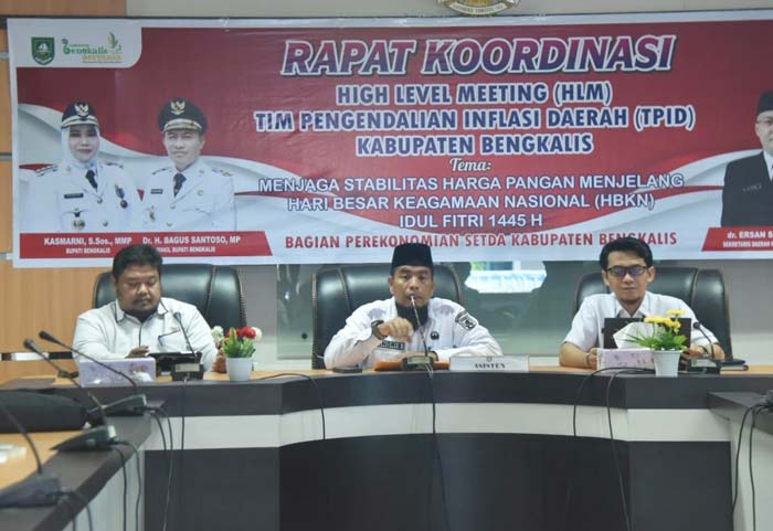 Plh Sekda Bengkalis Andris Wasono memimpin rakor pengendalian inflasi daerah di  Kantor Bupati Bengkalis, Rabu (27/3/2024).