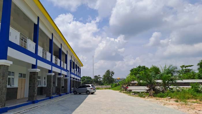 Gedung SMPN 51 Pekanbaru dua lantai berdiri megah di Jalan Pesisir, Kelurahan Meranti Pandak Rumbai, Selasa (26/3/2024).