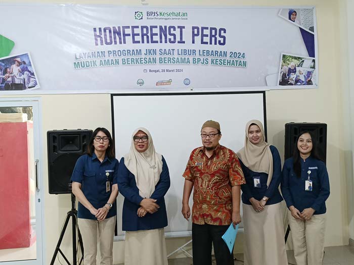 Kepada Cabang BPJS Kesehatan Cabang Rengat Henny Nursanti (dua kiri) foto bersama dengan pejabat BPJS Kesehatan Cabang Rengat pada Diskes Inhu dr Zainul Arifin usai memberikan keterangan pers.