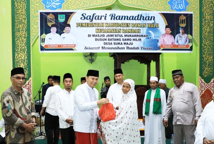 Wakil Bupati Rohul H Indra Gunawan menyerahkan secara simbolis bantuan paket sembako kepada kaum duafa saat Safari Ramadan di Masjid Jami&rsquo;atul Mukarromah.