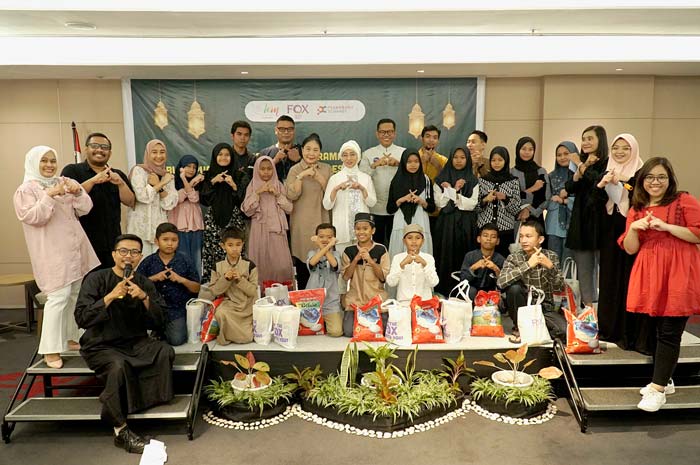 Manajemen FOX Harris Hotel Pekanbaru dan PX Pekanbaru Xchange foto bersama anak yatim saat acara berbuka puasa bersama, Rabu (27/3/2024).