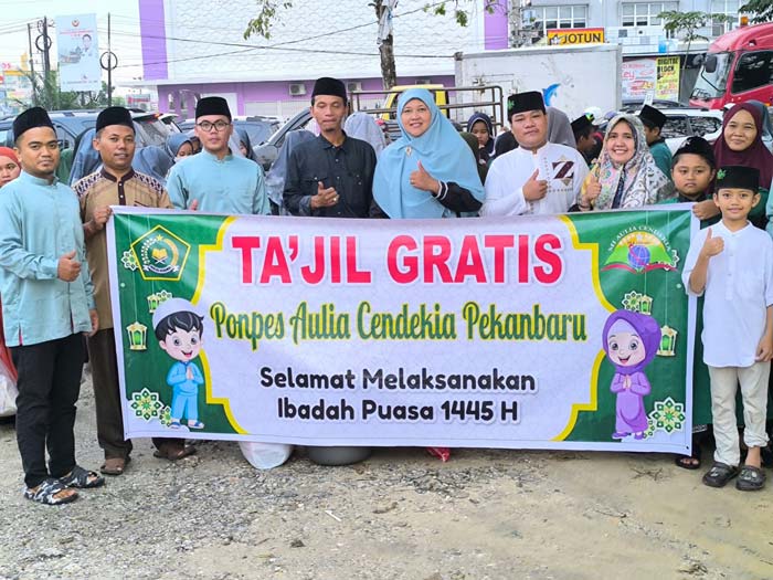 Pimpinan Ponpes Aulia Cendikia foto bersama wali murid usai pembagian takjil gratis,  Kamis (28/3/2024).