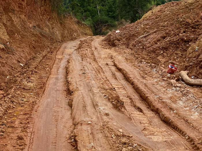Kondisi Jalan Palombo di Kelurahan Tuah Negeri, Kecamatan Tenayan Raya saat kering, Senin (25/3/2024). Saat musim hujan, jalan ini tidak bisa dilalui.