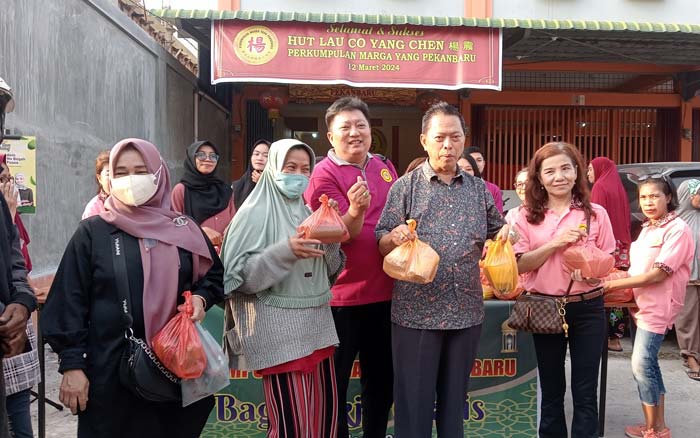 Menyerahkan makanan berbuka puasa gratis kepada masyarakat di depan Sekretariat Perkumpulan Marga Yang Pekanbaru Jalan Lili, Rabu (27/3/2024).