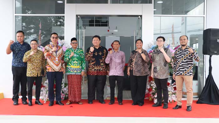 Jajaran direksi dan manajemen PT KTB dan PT Bumen Redja Abadi melakukan foto bersama usai meresmikan Dealer 3S di Tulang Bawang, Lampung, Selasa (26/3/2024).
