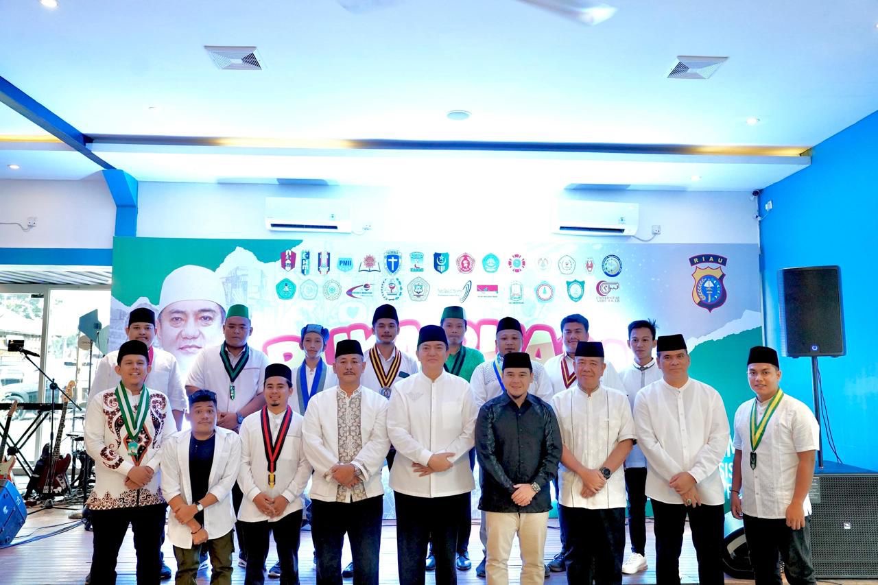 Kapolda Riau Irjen Pol Mohammad Iqbal berfoto bersama jajaran dan pengurus Cipayung Plus Riau usai melaksanakan buka bersama, Jumat (29/3/2024).