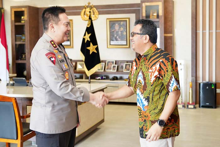 Region Head PTPN IV PalmCo Regional 3 Rurianto bersalaman dengan Kapolda Riau Irjen Pol Mohammad Iqbal saat bertemu di Mapolda Riau, Rabu (27/3/2024).