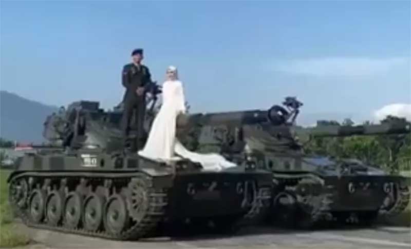 Pratu TLA melakukan foto prewed dengan properti tank tempur. Foto tersebut diambil pada 24 Maret 2024