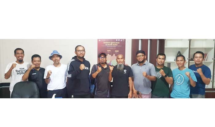 Panitia dan perwakilan tim peserta foto bersama usai pertemuan teknik di aula Kantor KPU Pekanbaru, Jumat (29/3/2024).