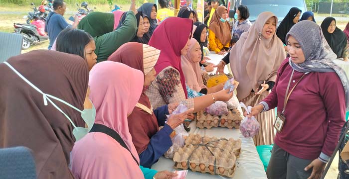 Warga berkerumun di lokasi Gerakan Pangan Murah  (GPM) di Kelurahan Bukit Timah untuk membeli telur dan bahan sembako lainnya dengan harga murah, Kamis (28/3/2024).