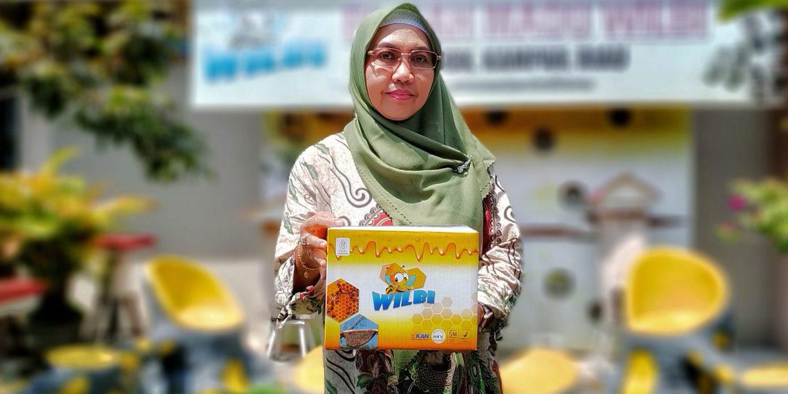 Lenny Listriani menunjukkan produksi Madu Wilbi.